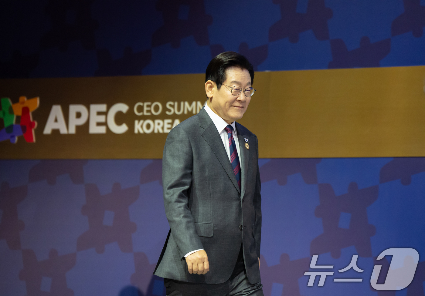 (서울=뉴스1) 허경 기자 = 이재명 대통령이 29일 경북 경주 예술의전당에서 열린 아시아태평양경제협력체(APEC) 정상회의 최고경영자(CEO) 서밋 개회식에서 특별연설을 하기 위 …