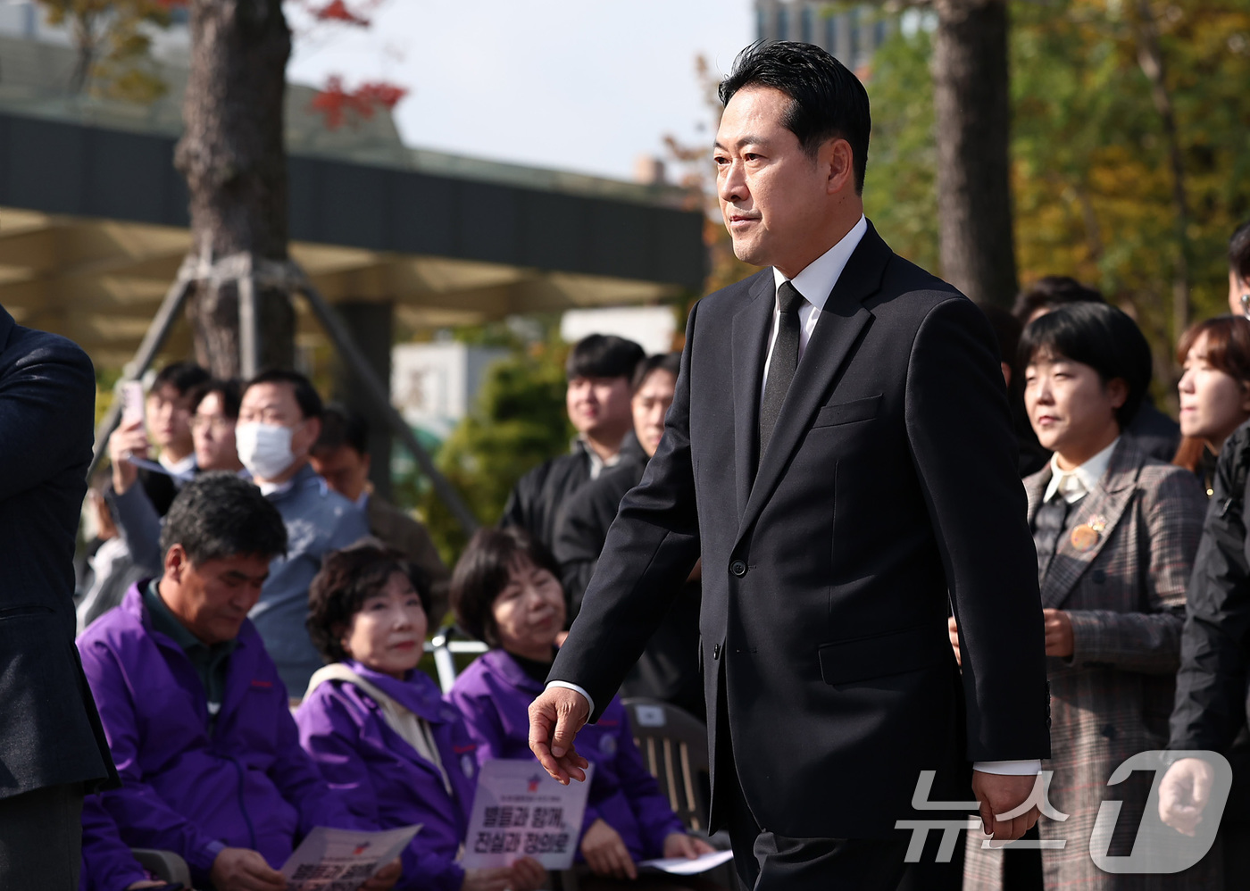 (서울=뉴스1) 김성진 기자 = 장동혁 국민의힘 대표가 29일 서울 종로구 광화문광장에서 열린 10.29 이태원 참사 3주기 기억식에 참석하고 있다. 2025.10.29/뉴스1