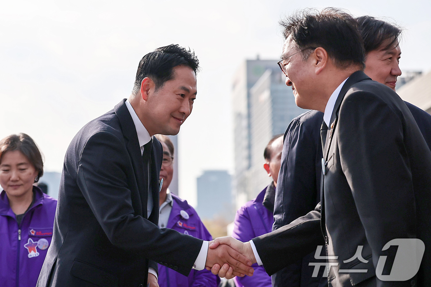 (서울=뉴스1) 김성진 기자 = 장동혁 국민의힘 대표가 29일 서울 종로구 광화문광장에서 열린 10.29 이태원 참사 3주기 기억식에서 우원식 국회의장과 악수하고 있다. 2025. …