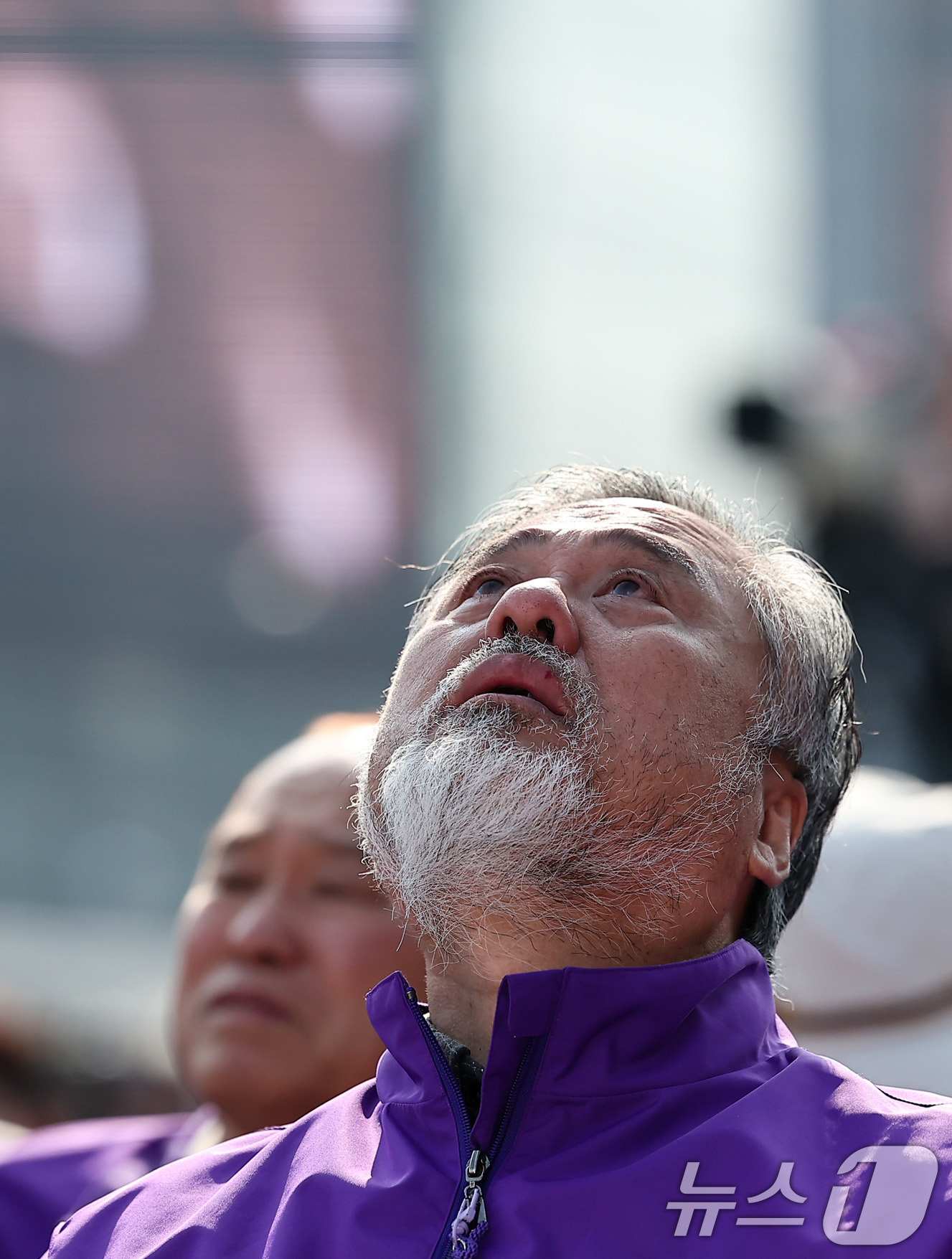 (서울=뉴스1) 김성진 기자 = 이정민 이태원 참사 유가족협의회 전 운영위원장이 29일 서울 종로구 광화문광장에서 열린 10.29 이태원 참사 3주기 기억식에서 슬픔에 잠겨 있다. …
