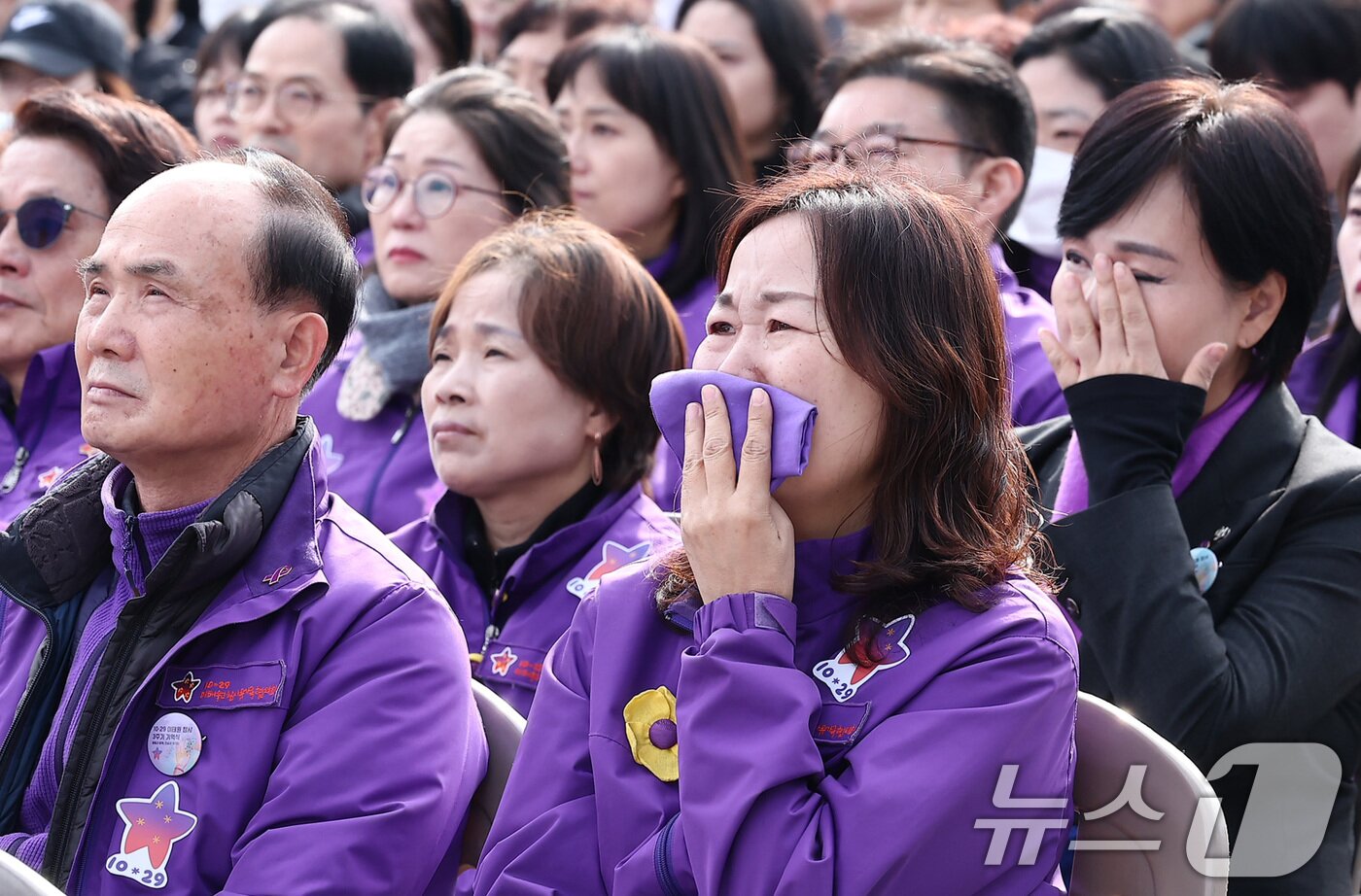 본문 이미지 - 29일 서울 종로구 광화문광장에서 열린 10.29 이태원 참사 3주기 기억식에서 유가족들이 눈물을 흘리고 있다. 2025.10.29/뉴스1 ⓒ News1 김성진 기자