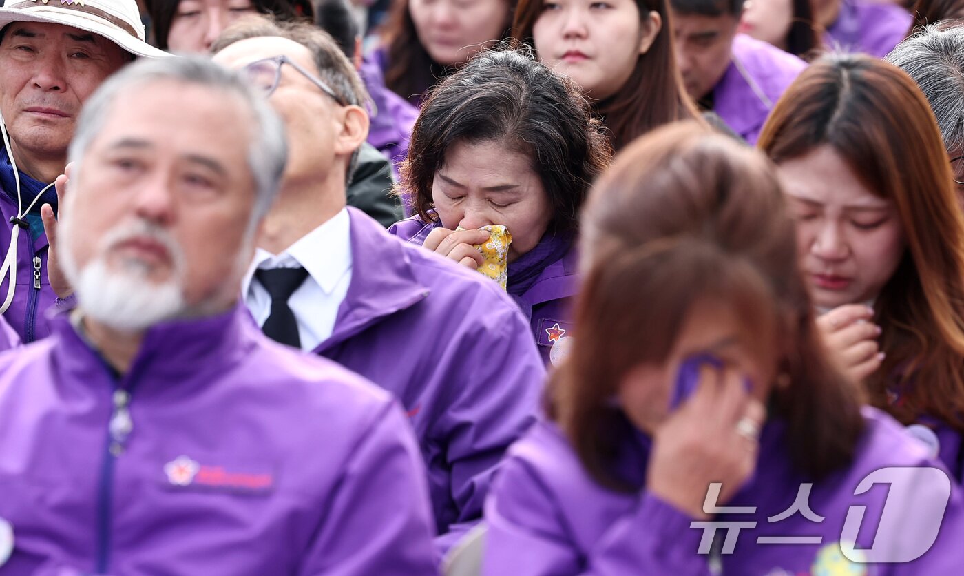본문 이미지 - 29일 서울 종로구 광화문광장에서 열린 10.29 이태원 참사 3주기 기억식에서 유가족들이 슬픔에 잠겨 있다. 2025.10.29/뉴스1 ⓒ News1 김성진 기자