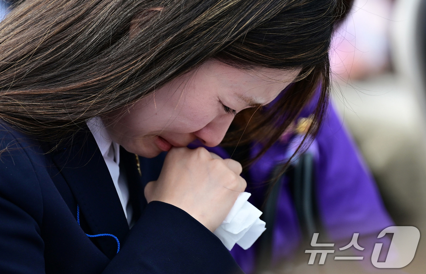 (서울=뉴스1) 김성진 기자 = 29일 서울 종로구 광화문광장에서 열린 10.29 이태원 참사 3주기 기억식에서 유가족들이 슬픔에 잠겨 있다. (공동취재) 2025.10.29/뉴스 …