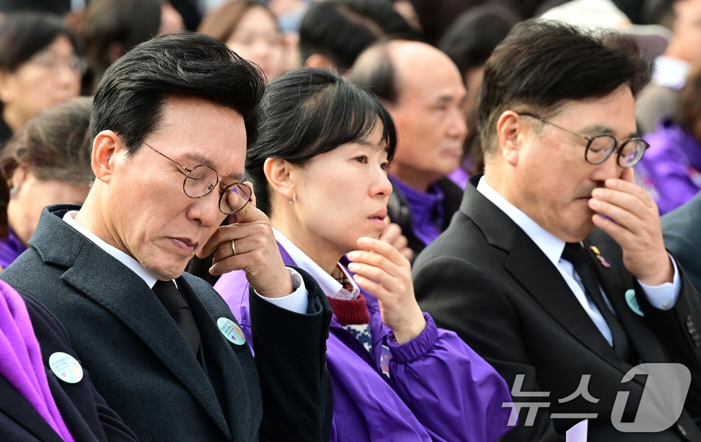 본문 이미지 - 김민석 국무총리와 우원식 국회의장이 29일 서울 종로구 광화문광장에서 열린 10.29 이태원 참사 3주기 기억식에서 눈물을 닦고 있다. &#40;공동취재&#41; 2025.10.29/뉴스1 ⓒ News1 김성진 기자