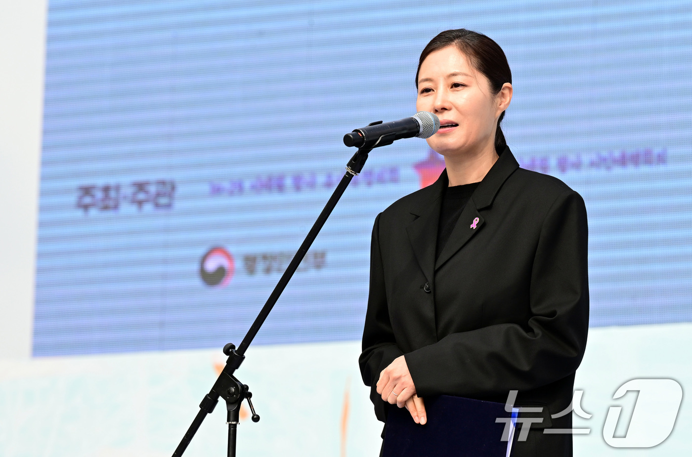 (서울=뉴스1) 김성진 기자 = 배우 문소리가 29일 서울 종로구 광화문광장에서 열린 10.29 이태원 참사 3주기 기억식에서 추모글을 낭독하고 있다. (공동취재) 2025.10. …