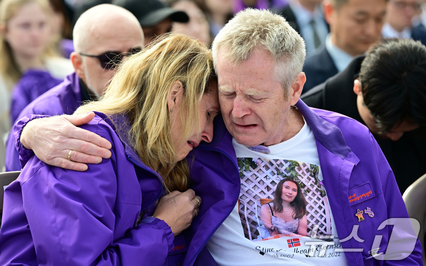 (서울=뉴스1) 김성진 기자 = 고 스티네 로아크밤 에벤센 씨의 부모가 29일 오전 서울 종로구 광화문광장에서 열린 10.29 이태원 참사 3주기 기억식에서 딸을 회상하며 눈물을 …