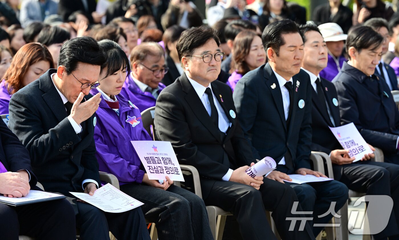 본문 이미지 - 김민석 국무총리가 29일 서울 종로구 광화문광장에서 열린 10.29 이태원 참사 3주기 기억식에서 슬픔에 잠겨 있다. &#40;공동취재&#41; 2025.10.29/뉴스1 ⓒ News1 김성진 기자