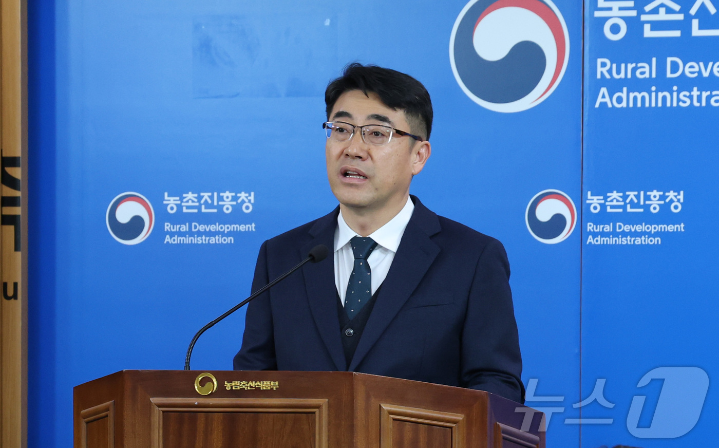 (세종=뉴스1) 김기남 기자 = 김진형 농촌진흥청 국립축산과학원 원장 직무대리가 29일 세종시 정부세종청사 농림축산식품부에서 지난 30년간 우리나라 한우 산업이 국가 차원의 개량 …