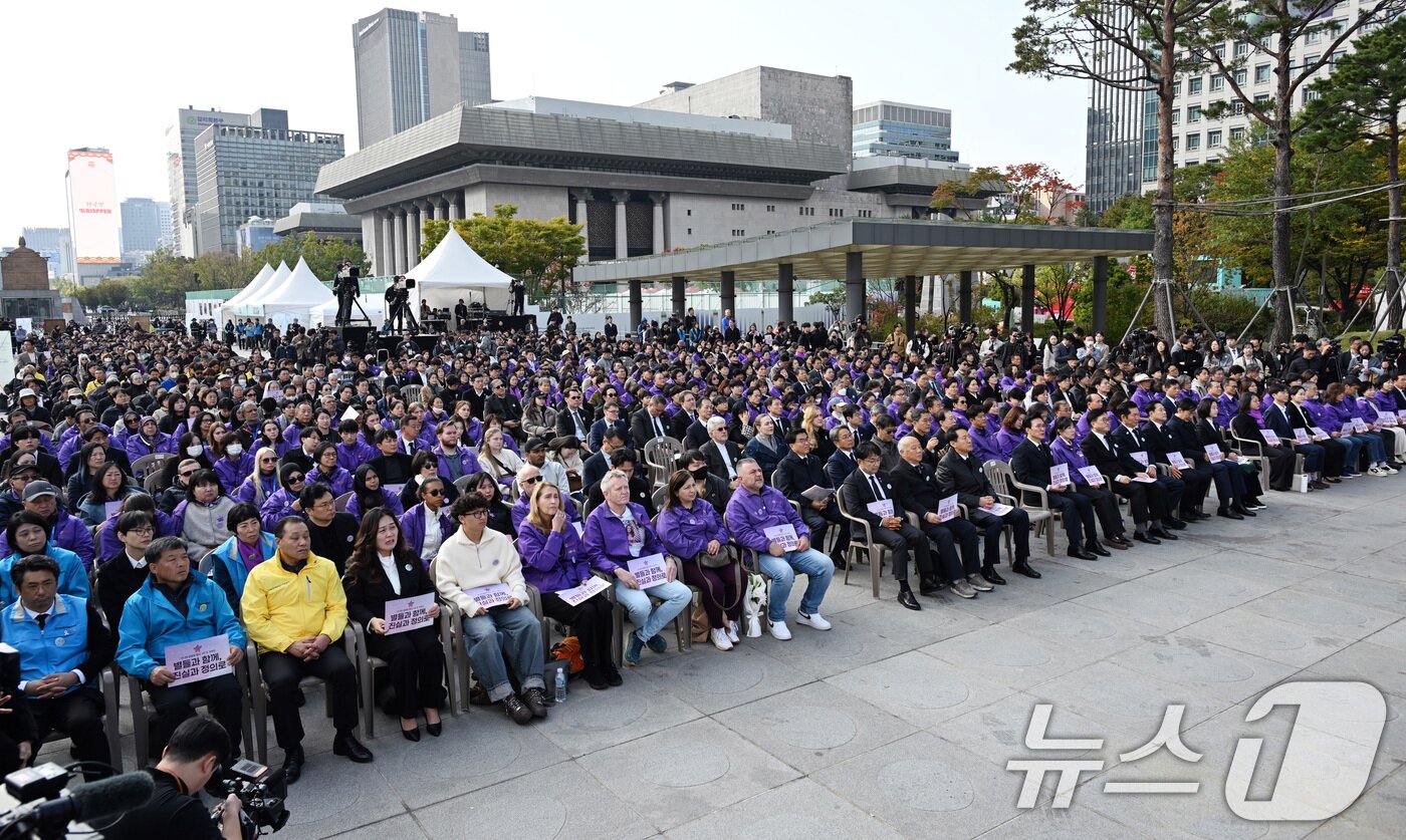 본문 이미지 - 29일 서울 종로구 광화문광장에서 10.29 이태원 참사 3주기 기억식이 진행되고 있다. &#40;공동취재&#41; 2025.10.29/뉴스1 ⓒ News1 김성진 기자
