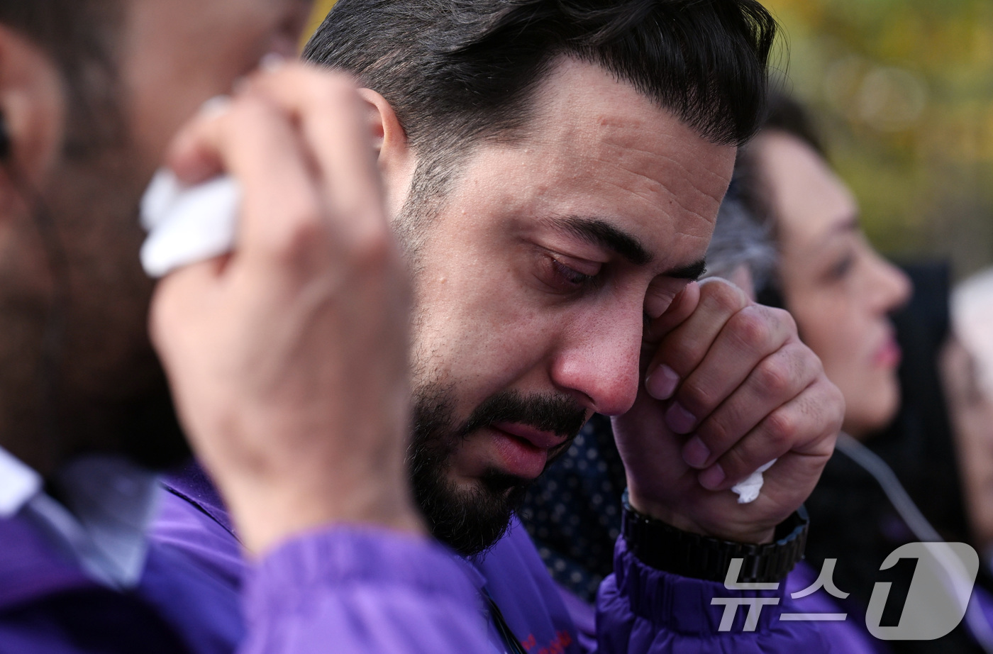 (서울=뉴스1) 김성진 기자 = 29일 서울 종로구 광화문광장에서 열린 10.29 이태원 참사 3주기 기억식에서 한 외국인 유가족이 눈물을 닦고 있다. 2025.10.29/뉴스1