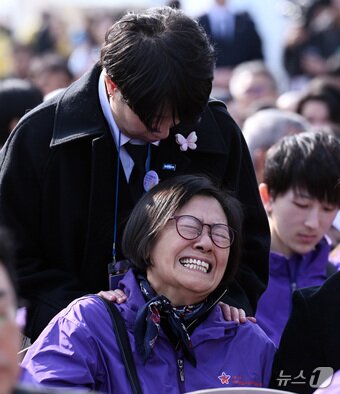 본문 이미지 - 29일 서울 종로구 광화문광장에서 열린 10.29 이태원 참사 3주기 기억식에서 한 유가족이 오열하고 있다. ⓒ News1 김성진 기자