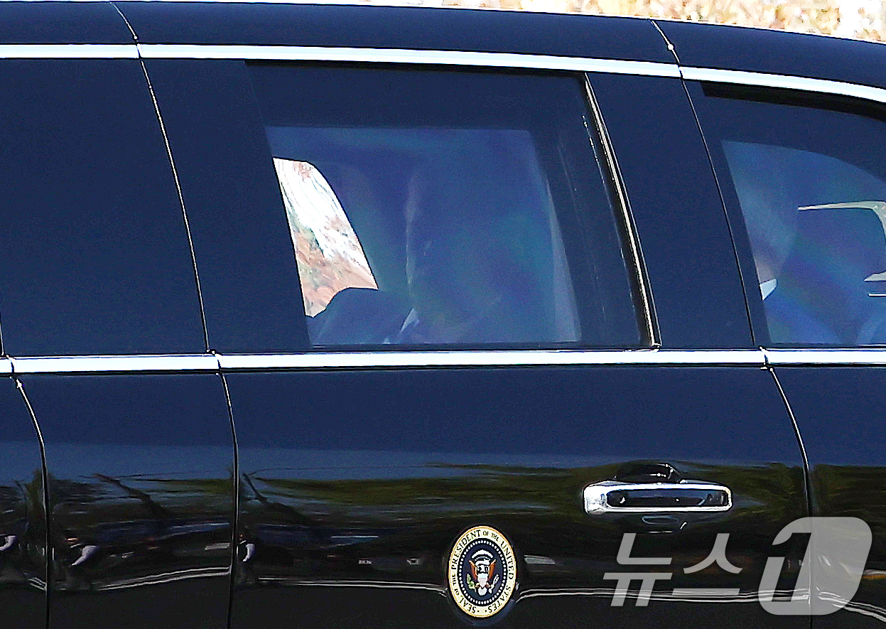 (경주=뉴스1) 김민지 기자 = 아시아태평양경제협력체(APEC) 정상회의에 참석하는 도널드 트럼프 미국 대통령이 29일 오전 경주의 한 헬기 착륙장에 도착한 뒤 전용 리무진인 '더 …