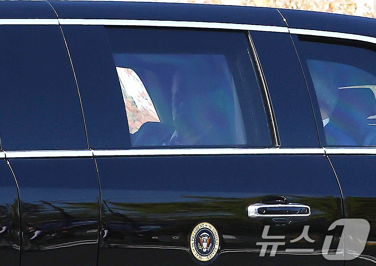 본문 이미지 - 아시아태평양경제협력체&#40;APEC&#41; 정상회의에 참석하는 도널드 트럼프 미국 대통령이 29일 오전 경주의 한 헬기 착륙장에 도착한 뒤 전용 리무진인 &#39;더 비스트&#39;에 탑승해 이동하고 있다. 2025.10.29/뉴스1 ⓒ News1 김민지 기자