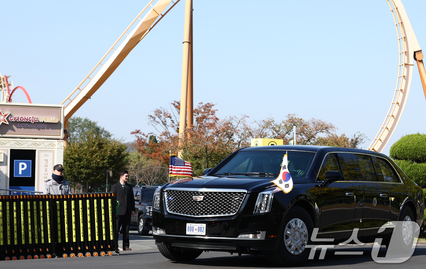 (경주=뉴스1) 김민지 기자 = 아시아태평양경제협력체(APEC) 정상회의에 참석하는 도널드 트럼프 미국 대통령이 29일 오전 경주의 한 헬기 착륙장에 도착한 뒤 전용 리무진인 '더 …