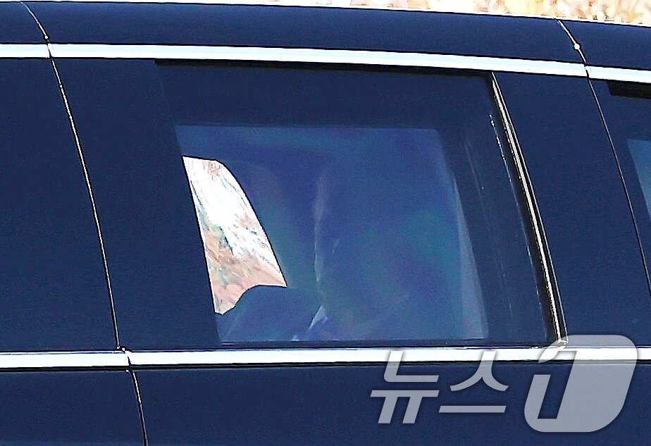 본문 이미지 - 아시아태평양경제협력체&#40;APEC&#41; 정상회의에 참석하는 도널드 트럼프 미국 대통령이 29일 오전 경주에 도착해 전용 리무진인 &#39;더 비스트&#39;에 탑승해 이동하고 있다. 2025.10.29/뉴스1 ⓒ News1 김민지 기자