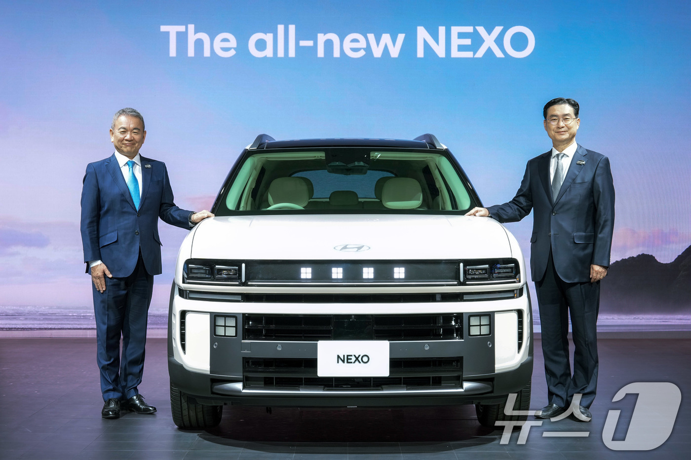 (서울=뉴스1) = 현대차는 29일 일본 도쿄 빅 사이트에서 열린 '재팬 모빌리티쇼 2025'에 처음 참가해 디 올 뉴 넥쏘를 일본 시장에 최초로 공개했다.현대차일본법인 시메기 토 …