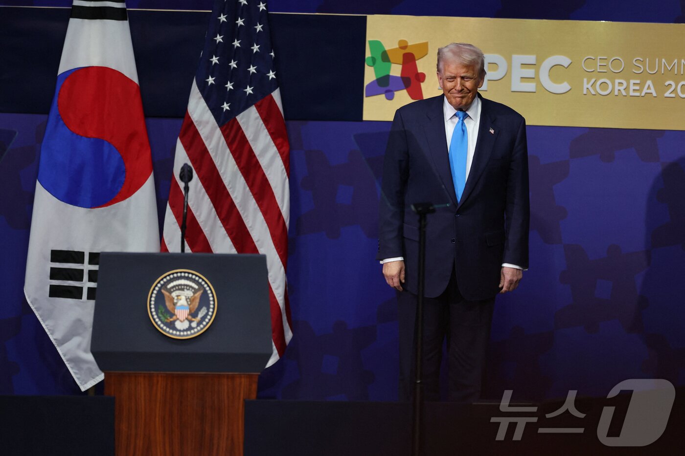 본문 이미지 - 도널드 트럼프 미국 대통령이 29일 경주에서 열린 아시아태평양경제협력체&#40;APEC&#41; CEO 서밋에서 연설하고 있다. 2025.10.29 ⓒ 로이터=뉴스1 ⓒ News1 