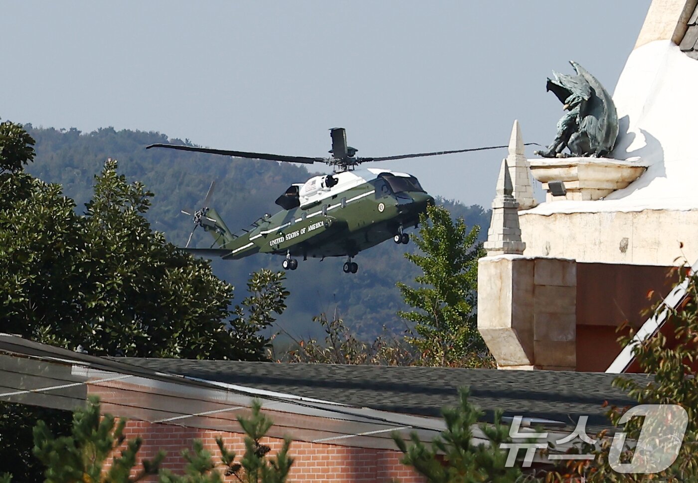 본문 이미지 - 아시아태평양경제협력체&#40;APEC&#41; 정상회의에 참석하는 도널드 트럼프 미국 대통령이 탑승한 것으로 추정되는 헬기 마린원이 29일 오전 경주의 한 헬기 착륙장에 도착해 착륙하고 있다. 2025.10.29/뉴스1 ⓒ News1 김민지 기자