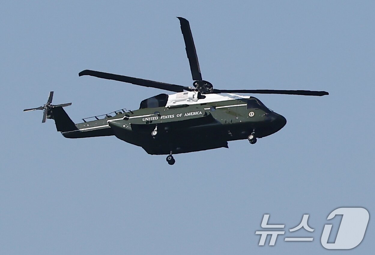 본문 이미지 - 아시아태평양경제협력체&#40;APEC&#41; 정상회의에 참석하는 도널드 트럼프 미국 대통령이 탑승한 것으로 추정되는 헬기 마린원이 29일 오전 경주의 한 헬기 착륙장에 도착해 착륙하고 있다. 2025.10.29/뉴스1 ⓒ News1 김민지 기자