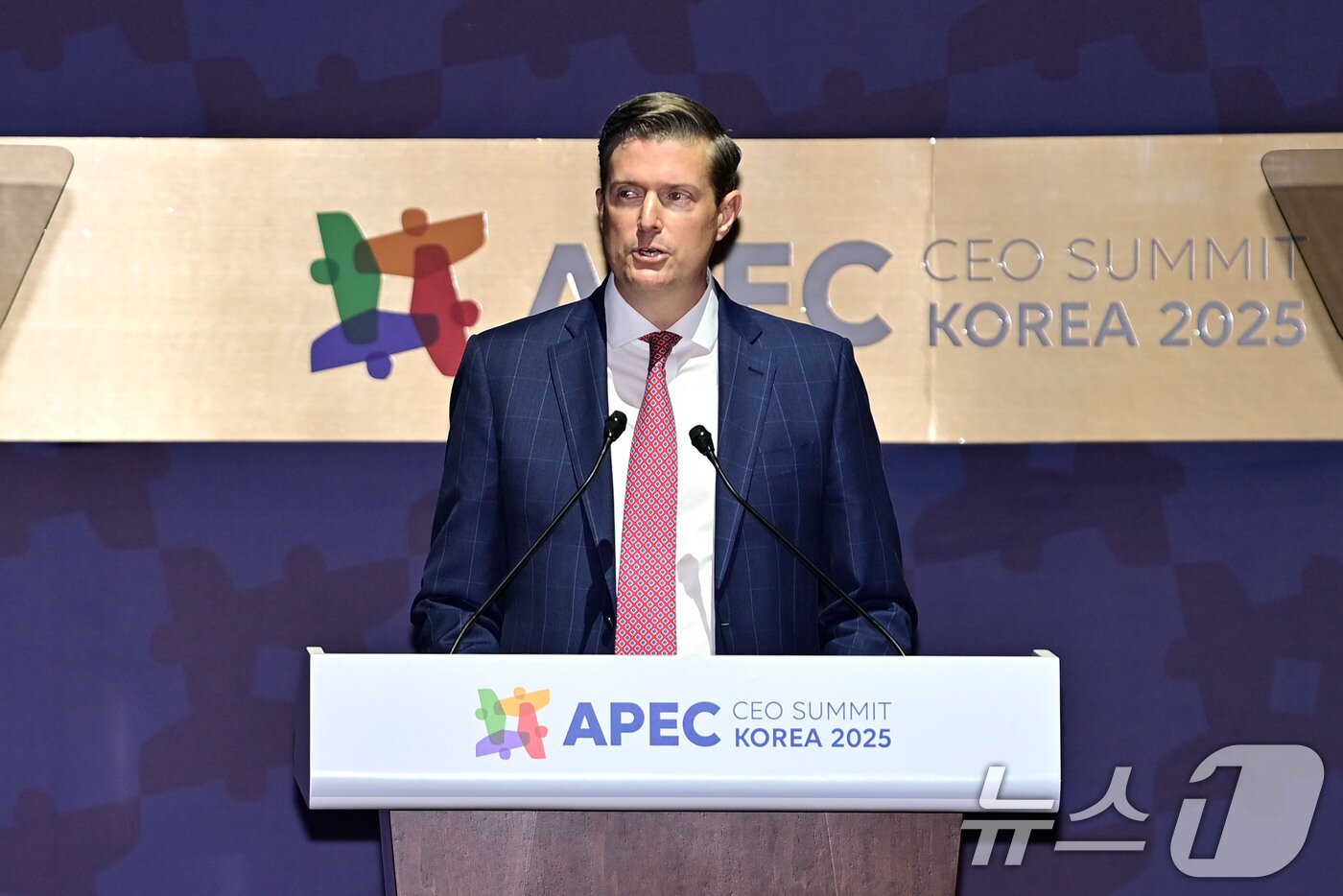 본문 이미지 - 로버트 포터 미국 쿠팡 글로벌대외협력 최고책임자&#40;CGAO&#41;가 29일 오전 경북 경주예술의전당에서 열린 아시아태평양경제협력체&#40;APEC&#41; 정상회의 최고경영자&#40;CEO&#41; 서밋&#40;Summit&#41;에서 기조연설을 하고 있다. &#40;공동취재&#41; 2025.10.29/뉴스1 ⓒ News1 김민지 기자