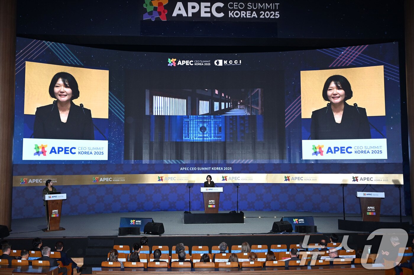 본문 이미지 - 최수연 네이버 대표가 29일 오전 경북 경주예술의전당에서 열린 아시아태평양경제협력체&#40;APEC&#41; 정상회의 최고경영자&#40;CEO&#41; 서밋&#40;Summit&#41;에서 기조연설을 하고 있다. &#40;공동취재&#41; 2025.10.29/뉴스1 ⓒ News1 김민지 기자