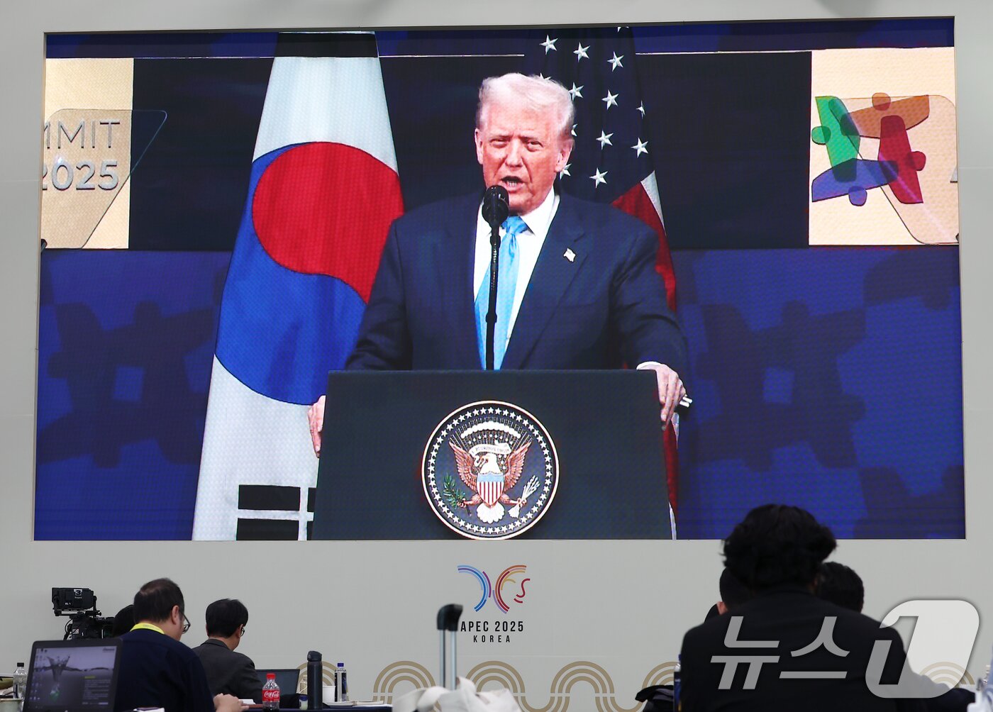 본문 이미지 - 아시아태평양경제협력체&#40;APEC&#41; CEO 서밋 개막일인 29일 오전 경주화백컨벤션센터 인근 국제미디어센터&#40;IMC&#41;에서 트럼프 미국 대통령의 특별 연설이 생중계되고 있다. 2025.10.29/뉴스1 ⓒ News1 김민지 기자
