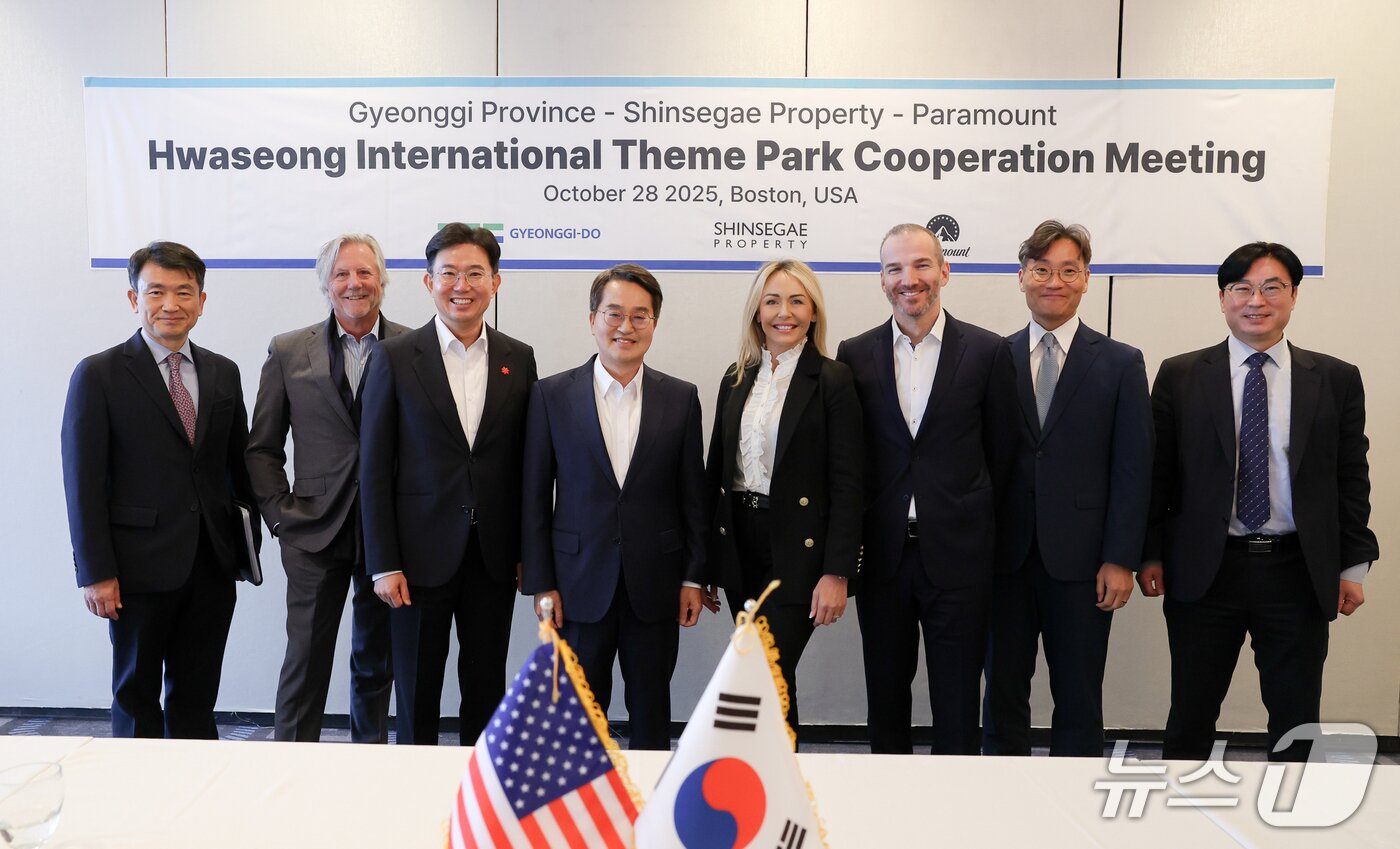 본문 이미지 - 현지시간 28일 오전 김동연 경기도지사가 화성 국제테마파크 조성 본격화를 위해 관계자들과 회담을 마치고 기념 촬영을 하고 있다. (경기도 제공. 재판매 및 DB금지)