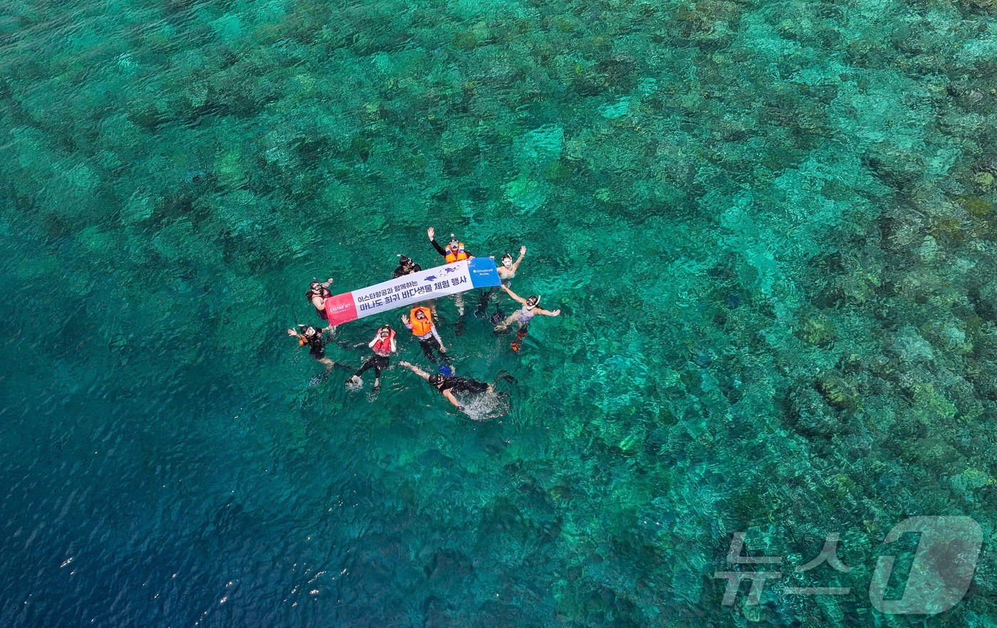 (마나도=뉴스1) 안은나 기자 = 29일(현지시간) 인도네시아 마나도 부나켄 해양국립공원에서 이스타항공의 인천-마나도 첫 편을 통해 도착한 관광객들이 스노쿨링과 다이빙을 즐기며 기 …