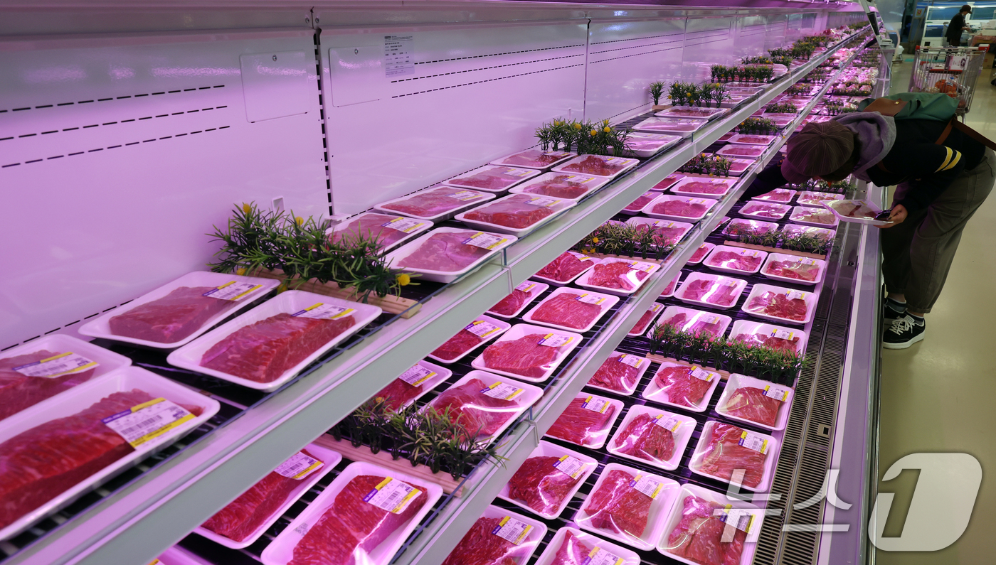 (서울=뉴스1) 김명섭 기자 = 소비자물가 상승률이 2% 내외의 기록하고 있지만, 밥상 물가는 여전히 오름세를 이어가고 있다.특히 소·돼지고기 등 축산물 가격이 생산자 단계에서부터 …