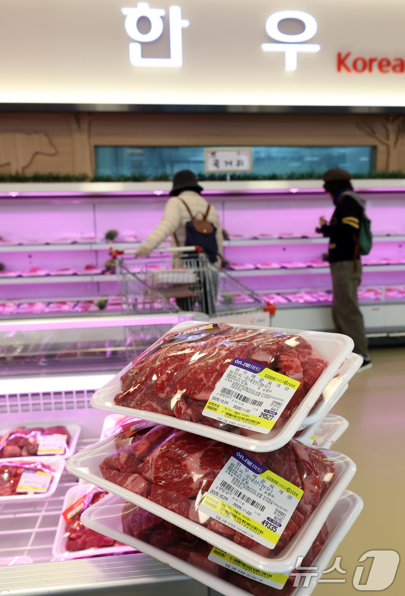 (서울=뉴스1) 김명섭 기자 = 소비자물가 상승률이 2% 내외의 기록하고 있지만, 밥상 물가는 여전히 오름세를 이어가고 있다.특히 소·돼지고기 등 축산물 가격이 생산자 단계에서부터 …