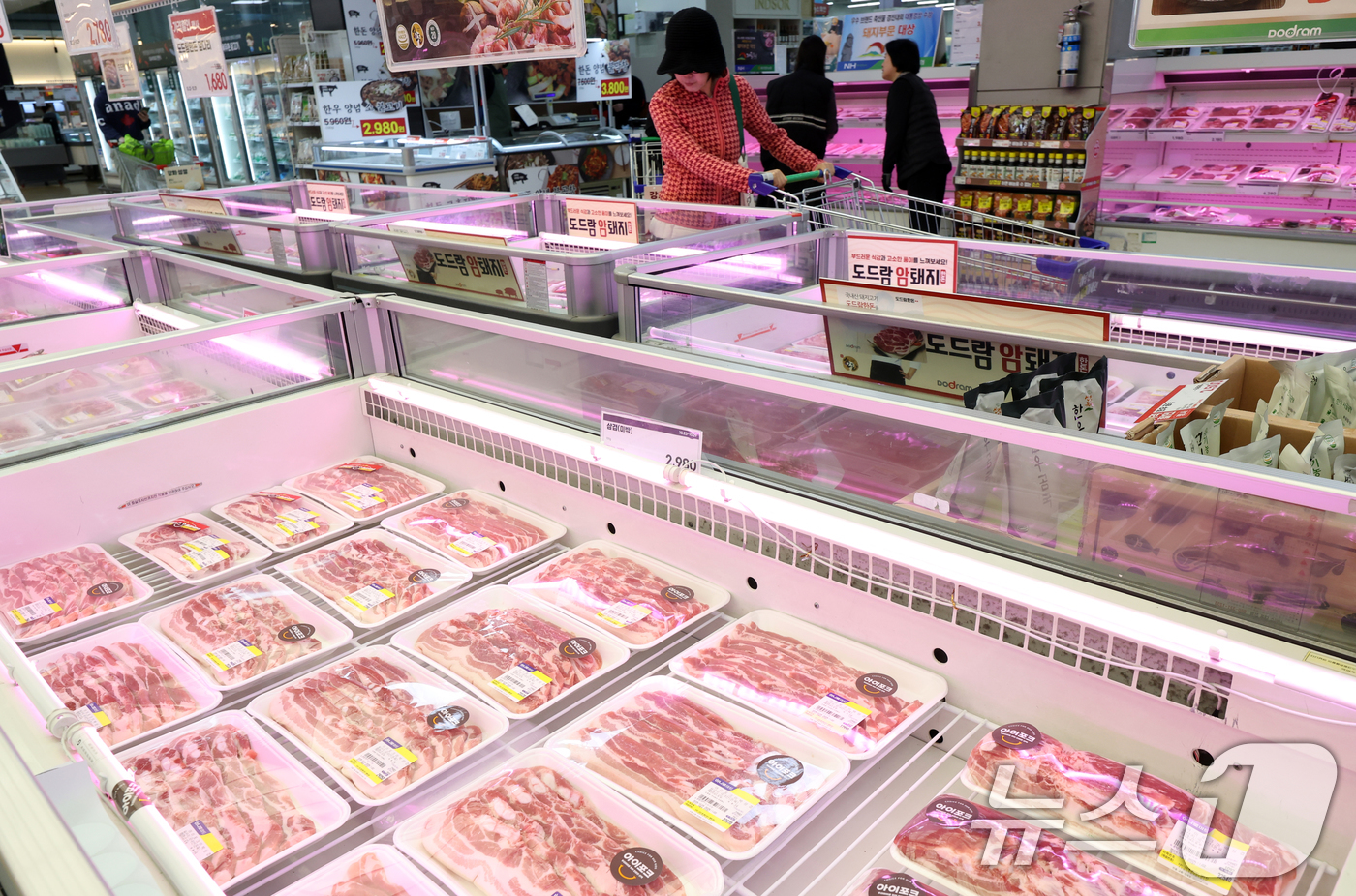 (서울=뉴스1) 김명섭 기자 = 소비자물가 상승률이 2% 내외의 기록하고 있지만, 밥상 물가는 여전히 오름세를 이어가고 있다.특히 소·돼지고기 등 축산물 가격이 생산자 단계에서부터 …