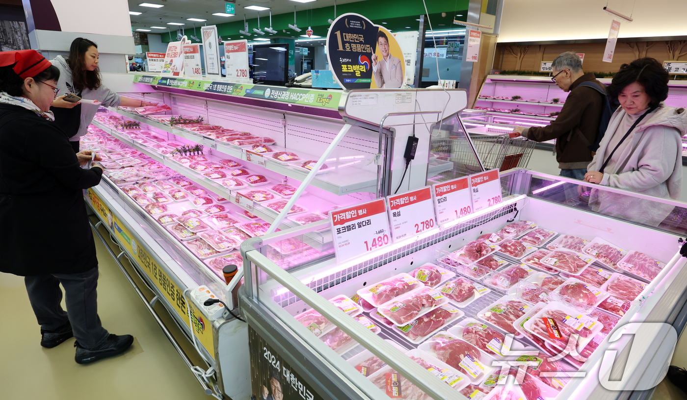 (서울=뉴스1) 김명섭 기자 = 소비자물가 상승률이 2% 내외의 기록하고 있지만, 밥상 물가는 여전히 오름세를 이어가고 있다.특히 소·돼지고기 등 축산물 가격이 생산자 단계에서부터 …