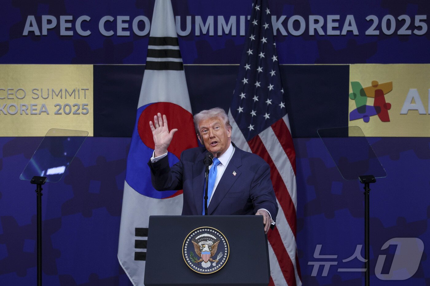 본문 이미지 - 도널드 트럼프 미국 대통령이 29일 경북 경주 예술의전당에서 열린 &#39;2025 아시아태평양경제협력체 최고경영자 서밋&#40;APEC CEO SUMMIT&#41;&#39;에 참석해 정상 특별연설 하고 있다. &#40;공동취재&#41; 2025.10.29/뉴스1 ⓒ News1 김민지 기자