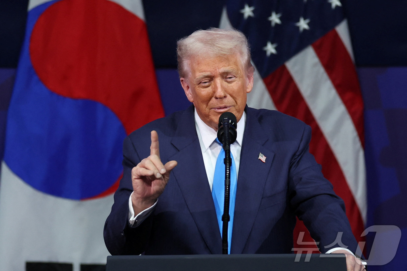 (경주 로이터=뉴스1) 류정민 특파원 = 도널드 트럼프 미국 대통령이 29일 경주 아시아태평양경제협력체(APEC) 최고경영자(CEO) 서밋에서 특별연설을 하고 있다. 2025. 1 …