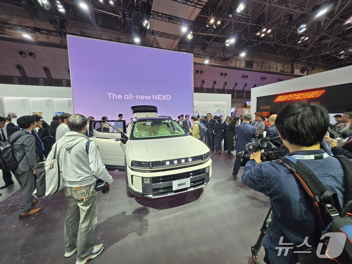 본문 이미지 - 29일 일본 도쿄 빅사이트에서 열린 &#39;재팬 모빌리티쇼 2025&#39; 내 현대자동차 부스에 전시된 수소전기차&#40;FCEV&#41; &#39;디 올 뉴 넥쏘&#39;를 두고 글로벌 기자들이 사진을 촬영하고 있다. 2025.10.29/뉴스1 김성식 기자