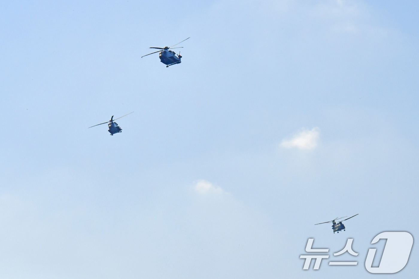 (경주=뉴스1) 최창호 기자 = 도널드 트럼프 미국 대통령 이 탄  마린 원 헬기가 치누크 헬기 엄호를 받으며 'APEC 2025 정상회의장'이 있는 경북 경주시 보문단지 인근 상 …