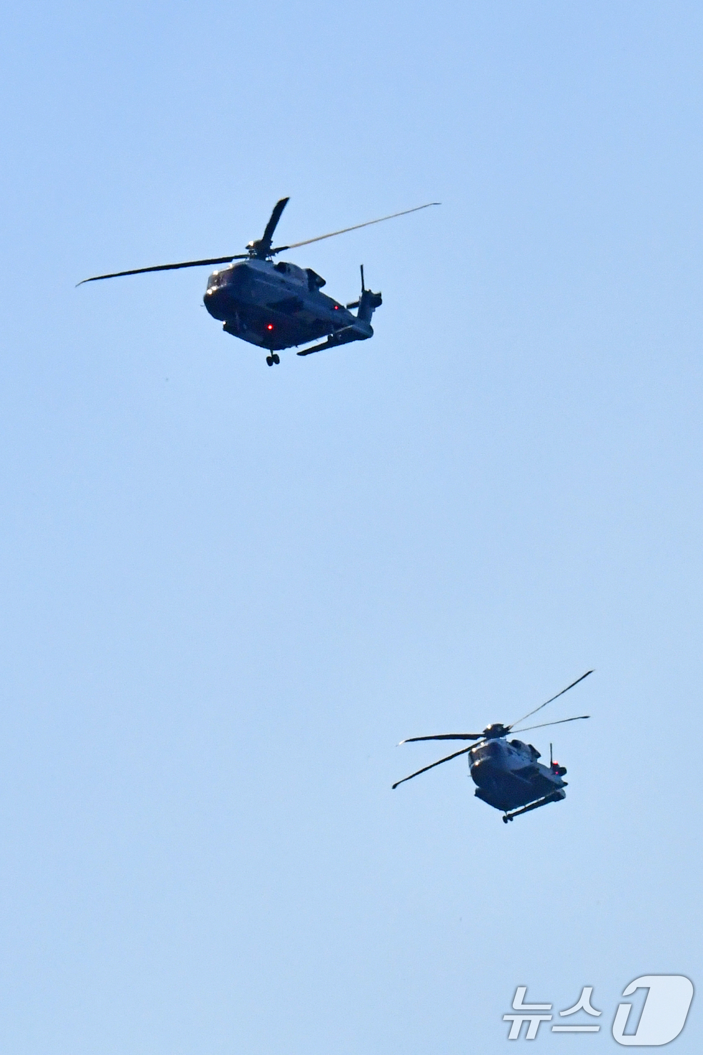 (경주=뉴스1) 최창호 기자 = 도널드 트럼프 미국 대통령이 탄  마린 원 헬기가 치누크 헬기 엄호를 받으며 'APEC 2025 정상회의장'이 있는 경북 경주시 보문단지 인근 상공 …