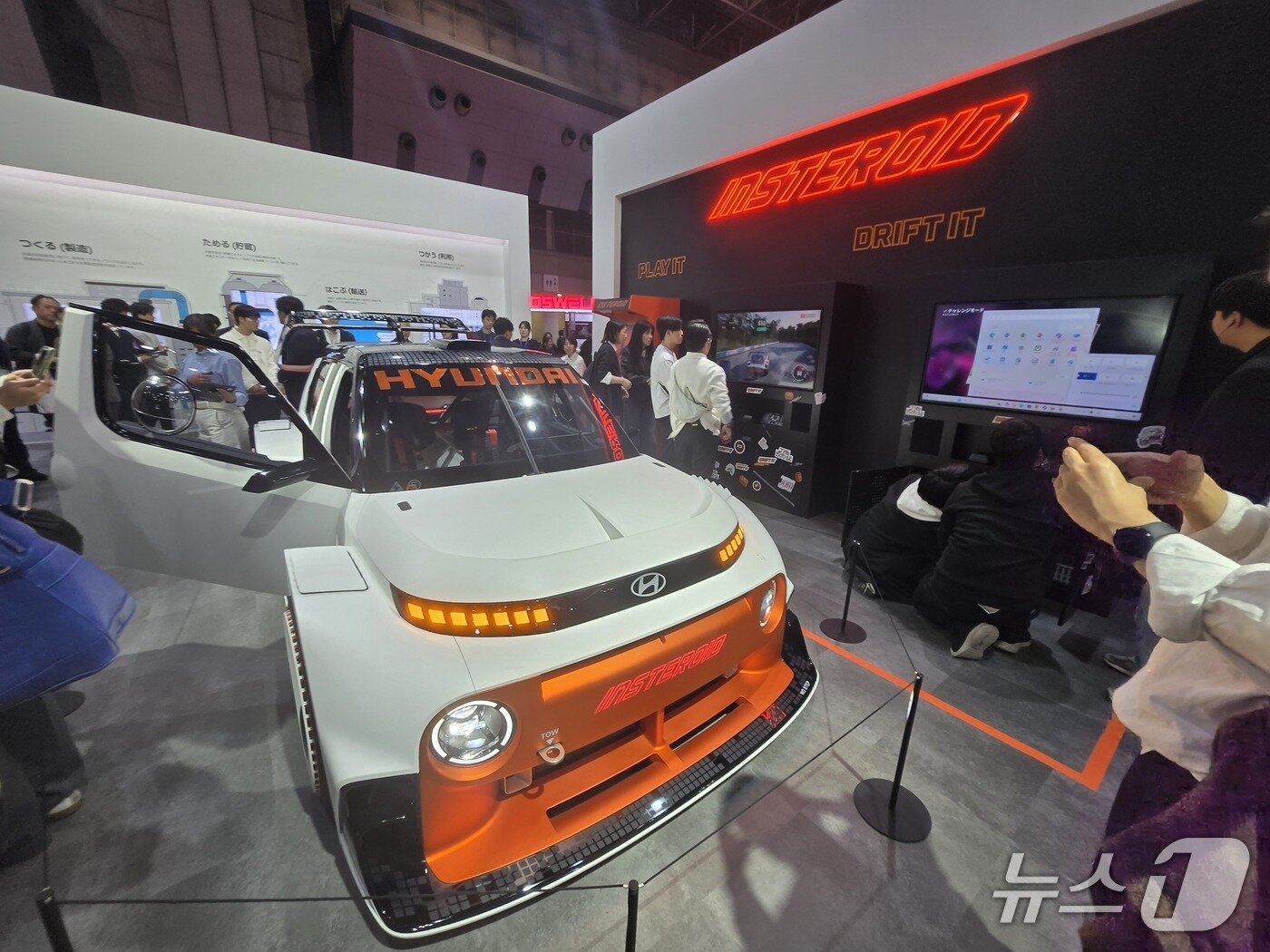 본문 이미지 - 29일 일본 도쿄 빅사이트에서 열린 &#39;재팬 모빌리티쇼 2025&#39; 내 현대자동차 부스에 소형 전기 SUV &#39;인스터&#39;의 고성능 콘셉트카 &#39;인스터로이드&#39;가 전시된 모습. 2025.10.29/뉴스1 김성식 기자