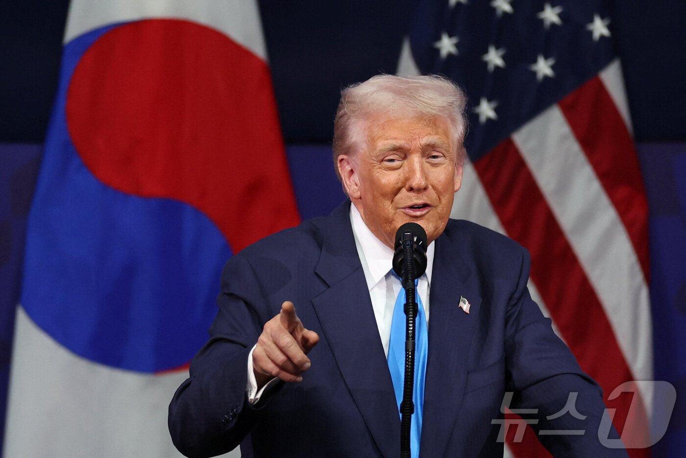 본문 이미지 - 도널드 트럼프 미국 대통령이 29일 경주 아시아태평양경제협력체&#40;APEC&#41; 최고경영자&#40;CEO&#41; 서밋에서 특별연설을 하고 있다. 2025. 10. 29. ⓒ 로이터=뉴스1 ⓒ News1  