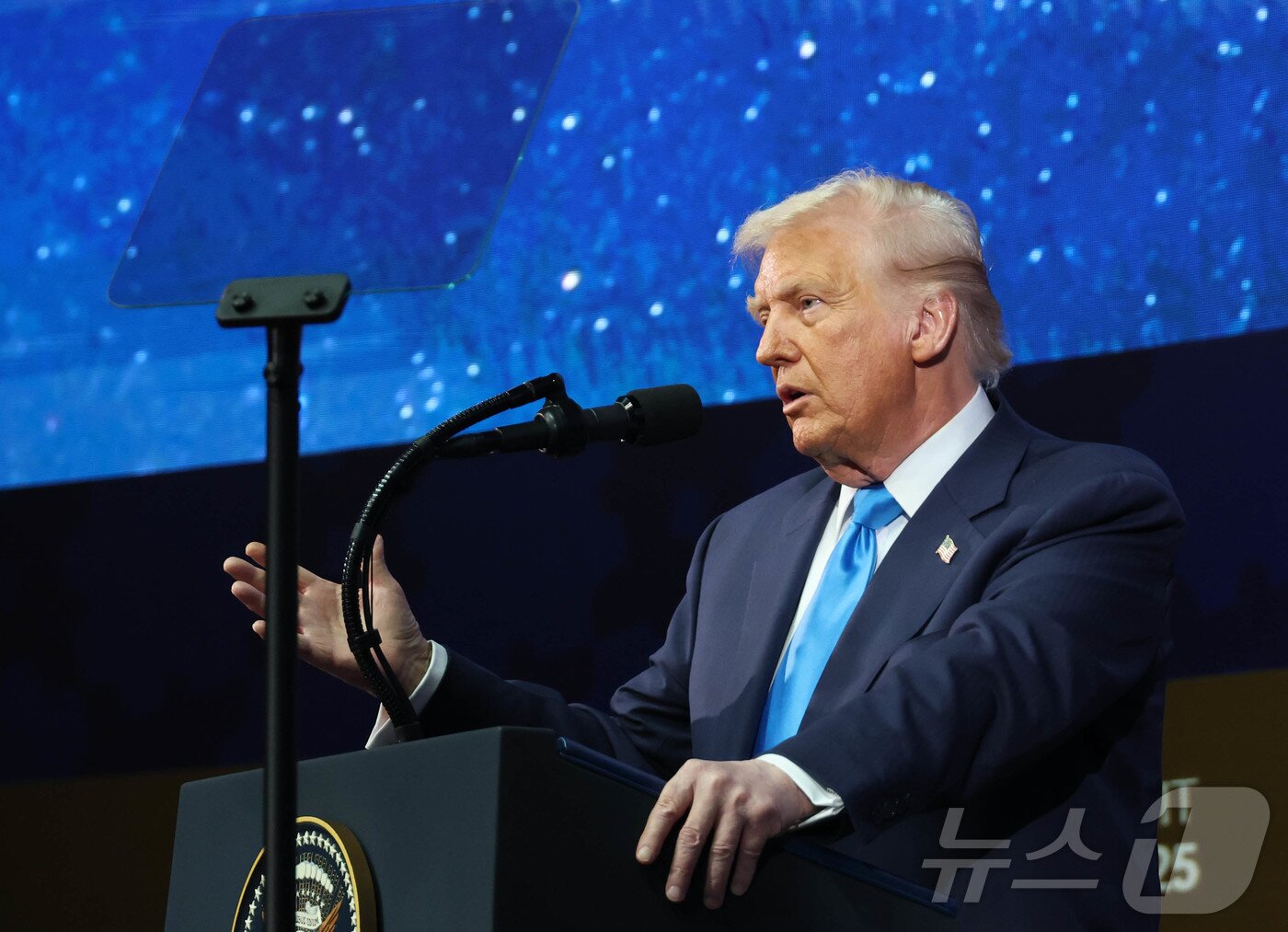 본문 이미지 - 도널드 트럼프 미국 대통령이 29일 경북 경주 예술의전당에서 열린 &#39;2025 아시아태평양경제협력체 최고경영자 서밋&#40;APEC CEO SUMMIT&#41;&#39;에 참석해 정상 특별연설 하고 있다. &#40;대한상공회의소 제공. 재판매 및 DB금지&#41;/2025.10.29/뉴스1 ⓒ News1 김민지 기자