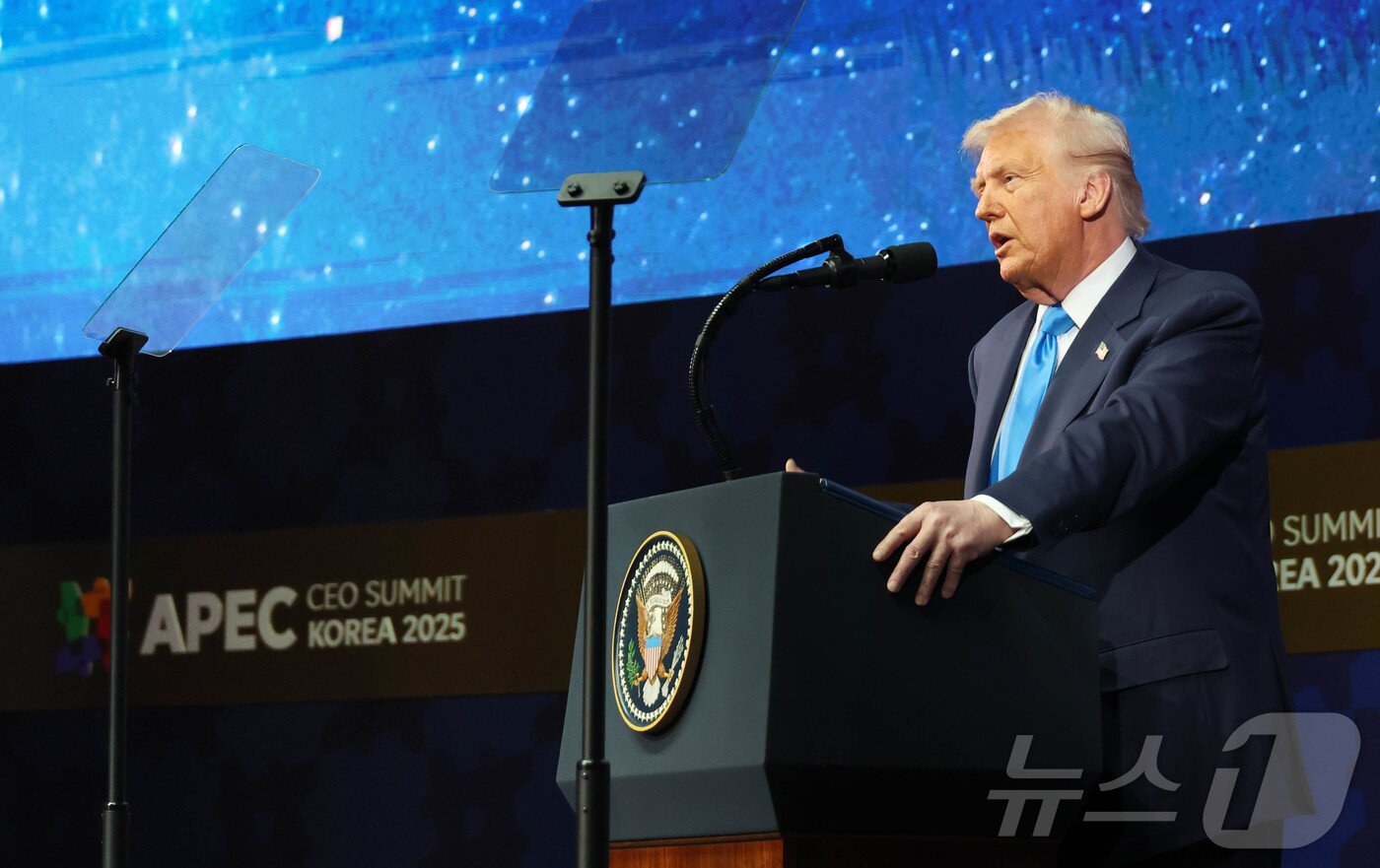 본문 이미지 - 도널드 트럼프 미국 대통령이 29일 경북 경주 예술의전당에서 열린 &#39;2025 아시아태평양경제협력체 최고경영자 서밋&#40;APEC CEO SUMMIT&#41;&#39;에 참석해 정상 특별연설 하고 있다. &#40;대한상공회의소 제공. 재판매 및 DB금지&#41;/2025.10.29/뉴스1 ⓒ News1 김민지 기자