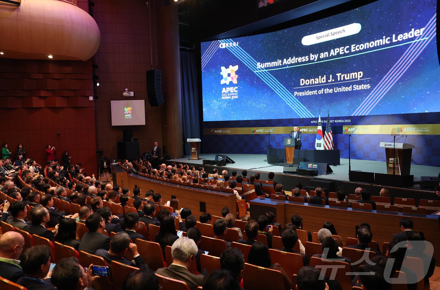 본문 이미지 - 도널드 트럼프 미국 대통령이 29일 경북 경주 예술의전당에서 열린 &#39;2025 아시아태평양경제협력체 최고경영자 서밋&#40;APEC CEO SUMMIT&#41;&#39;에 참석해 정상 특별연설 하고 있다. &#40;대한상공회의소 제공. 재판매 및 DB금지&#41;/2025.10.29/뉴스1 ⓒ News1 김민지 기자