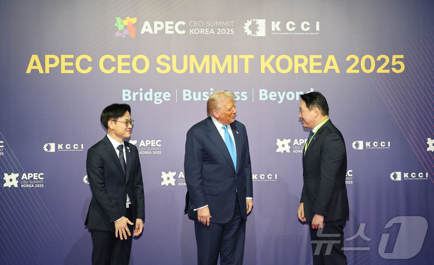 (경주=뉴스1) 김민지 기자 = 도널드 트럼프 미국 대통령이 29일 경북 경주 예술의전당에서 열린 \'2025 아시아태평양경제협력체 최고경영자 서밋(APEC CEO SUMMIT)\ …