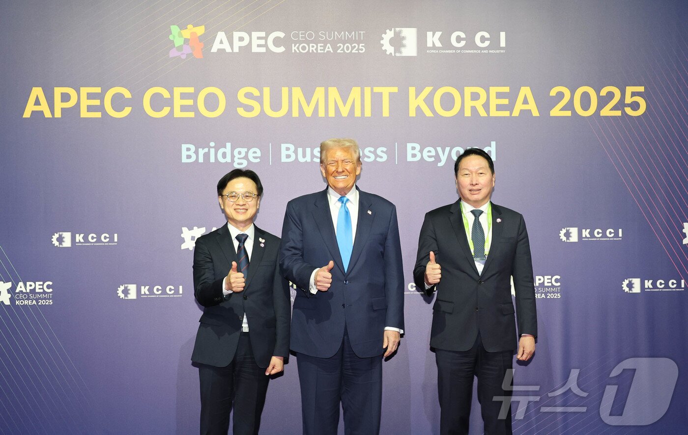 본문 이미지 - 도널드 트럼프 미국 대통령이 29일 경북 경주 예술의전당에서 열린 &#39;2025 아시아태평양경제협력체 최고경영자 서밋&#40;APEC CEO SUMMIT&#41;&#39;에 참석해 의장인 최태원 SK그룹 회장과 김정관 산업통상자원부 장관과 기념촬영을 하고 있다. &#40;대한상공회의소 제공. 재판매 및 DB금지&#41;/2025.10.29/뉴스1 ⓒ News1 김민지 기자