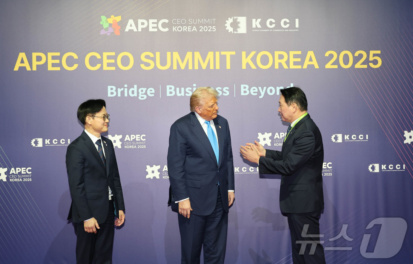 (경주=뉴스1) 김민지 기자 = 도널드 트럼프 미국 대통령이 29일 경북 경주 예술의전당에서 열린 \'2025 아시아태평양경제협력체 최고경영자 서밋(APEC CEO SUMMIT)\ …