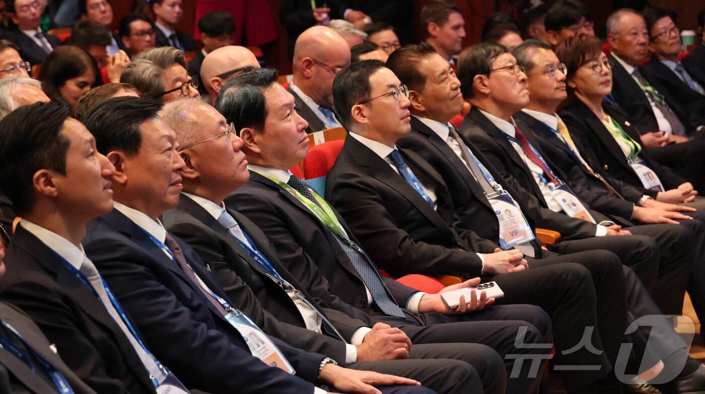 본문 이미지 - 최태원 SK그룹 회장과 정의선 현대차그룹 회장, 구광모 LG그룹 회장, 신동빈 롯데 회장 등이 29일 경북 경주 예술의전당에서 열린 &#39;2025 아시아태평양경제협력체 최고경영자 서밋&#40;APEC CEO SUMMIT&#41;&#39;에 참석해 도널드 트럼프 미국 대통령의 정상 특별연설을 경청하고 있다. &#40;대한상공회의소 제공. 재판매 및 DB금지&#41; 2025.10.29/뉴스1 ⓒ News1 김민지 기자