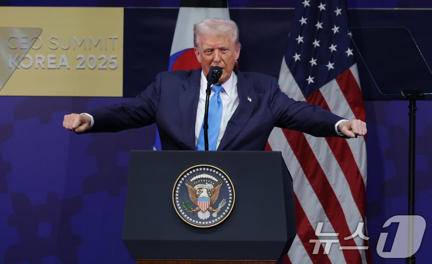 본문 이미지 - 도널드 트럼프 미국 대통령이 29일 경북 경주시 경주예술의전당에서 열린 '2025 APEC CEO 서밋'에서 연설하고 있다. (공동취재) 2025.10.29/뉴스1 ⓒ News1 김민지 기자