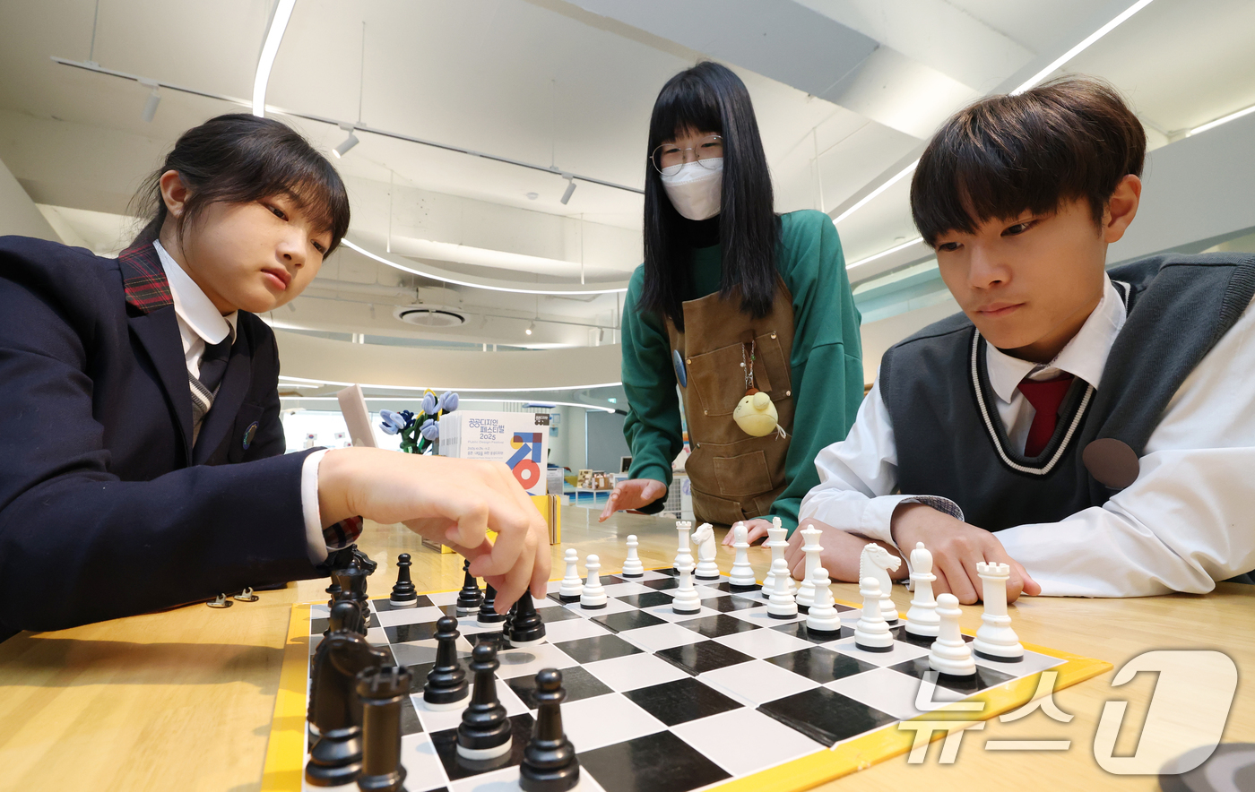 (수원=뉴스1) 김영운 기자 = 29일 경기 수원시 장안구에 위치한 트윈웨이브에서 청소년들이 보드게임을 하고 있다.트윈웨이브는 '공공디자인 페스티벌 2025'의 거점으로 선정되어 …