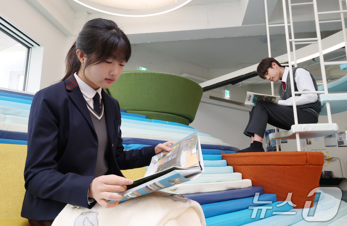 (수원=뉴스1) 김영운 기자 = 29일 경기 수원시 장안구에 위치한 트윈웨이브에서 청소년들이 독서를 하고 있다.트윈웨이브는 '공공디자인 페스티벌 2025'의 거점으로 선정되어 참여 …