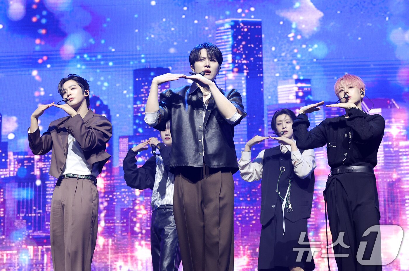 본문 이미지 - 그룹 위아이(WEi)가 29일 오후 서울 광진구 예스24라이브홀에서 가진 여덟 번째 미니 앨범 'Wonderland'(원더랜드) 발매 쇼케이스에서 타이틀 곡 ‘홈’을 선보이고 있다. 2025.10.29/뉴스1 ⓒ News1 권현진 기자